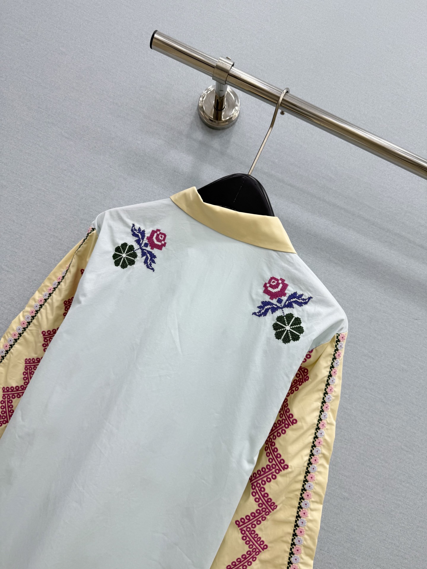 🛒𝐍𝐄𝐖 · 𝟐𝟎𝟐6/爆款现货 原单品质   小众*｜2026新品撞色刺绣衬衫 精致版型，高级肌理细腻  极简主义常规
