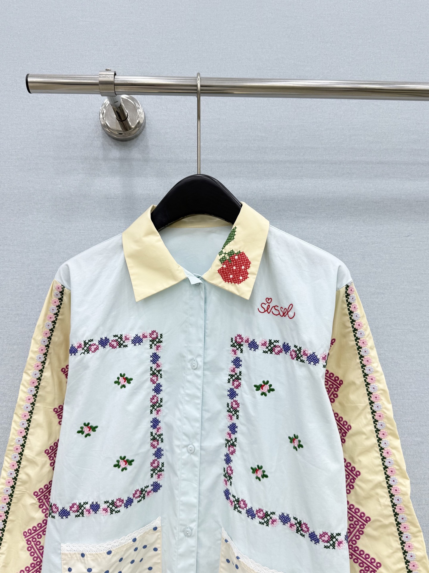 🛒𝐍𝐄𝐖 · 𝟐𝟎𝟐6/爆款现货 原单品质   小众*｜2026新品撞色刺绣衬衫 精致版型，高级肌理细腻  极简主义常规
