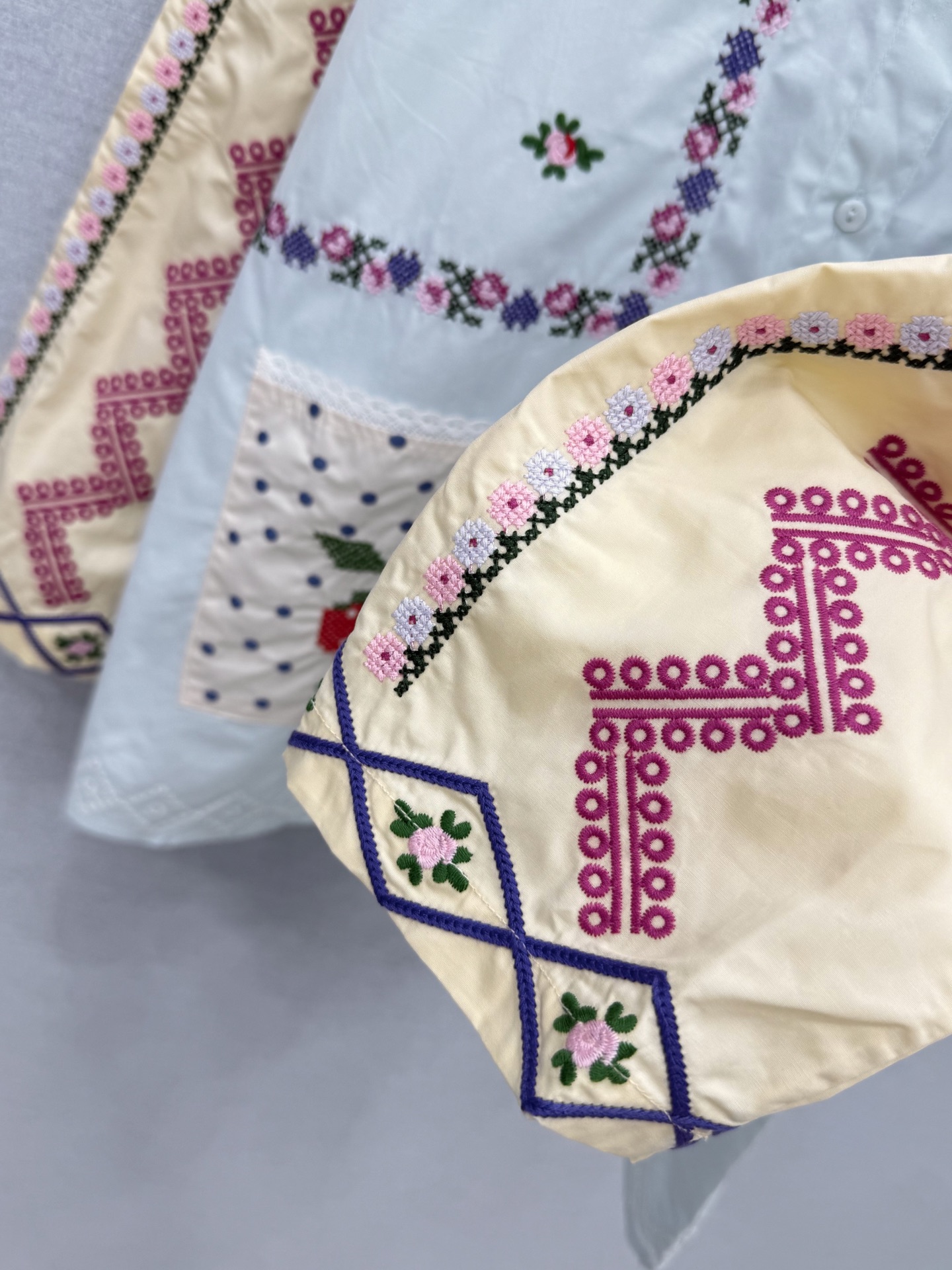 🛒𝐍𝐄𝐖 · 𝟐𝟎𝟐6/爆款现货 原单品质   小众*｜2026新品撞色刺绣衬衫 精致版型，高级肌理细腻  极简主义常规