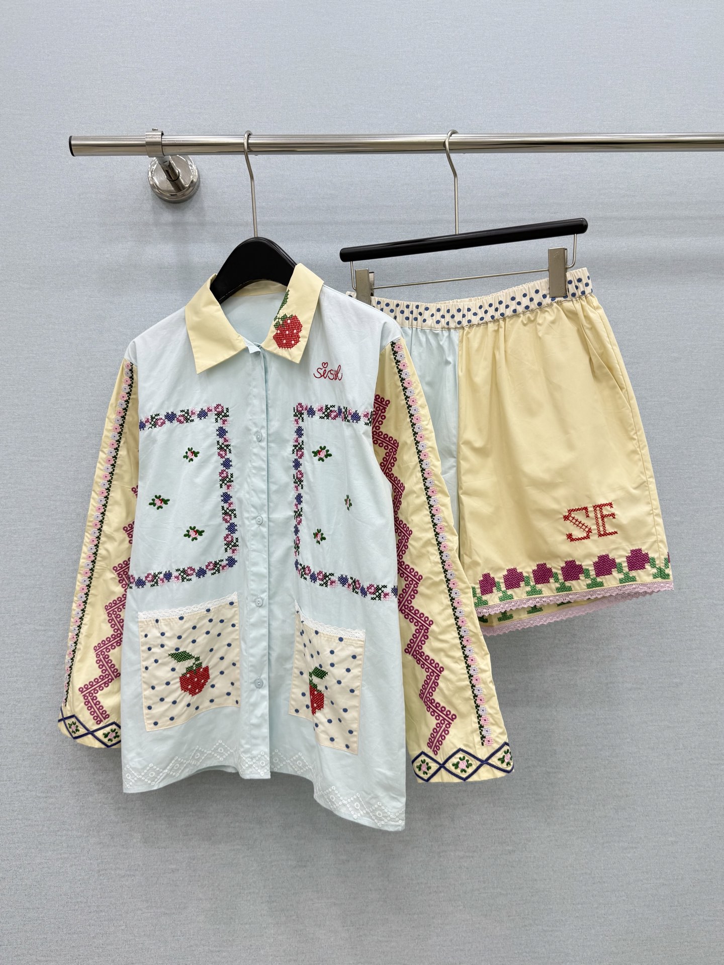 🛒𝐍𝐄𝐖 · 𝟐𝟎𝟐6/爆款现货 原单品质   小众*｜2026新品撞色刺绣衬衫 精致版型，高级肌理细腻  极简主义常规