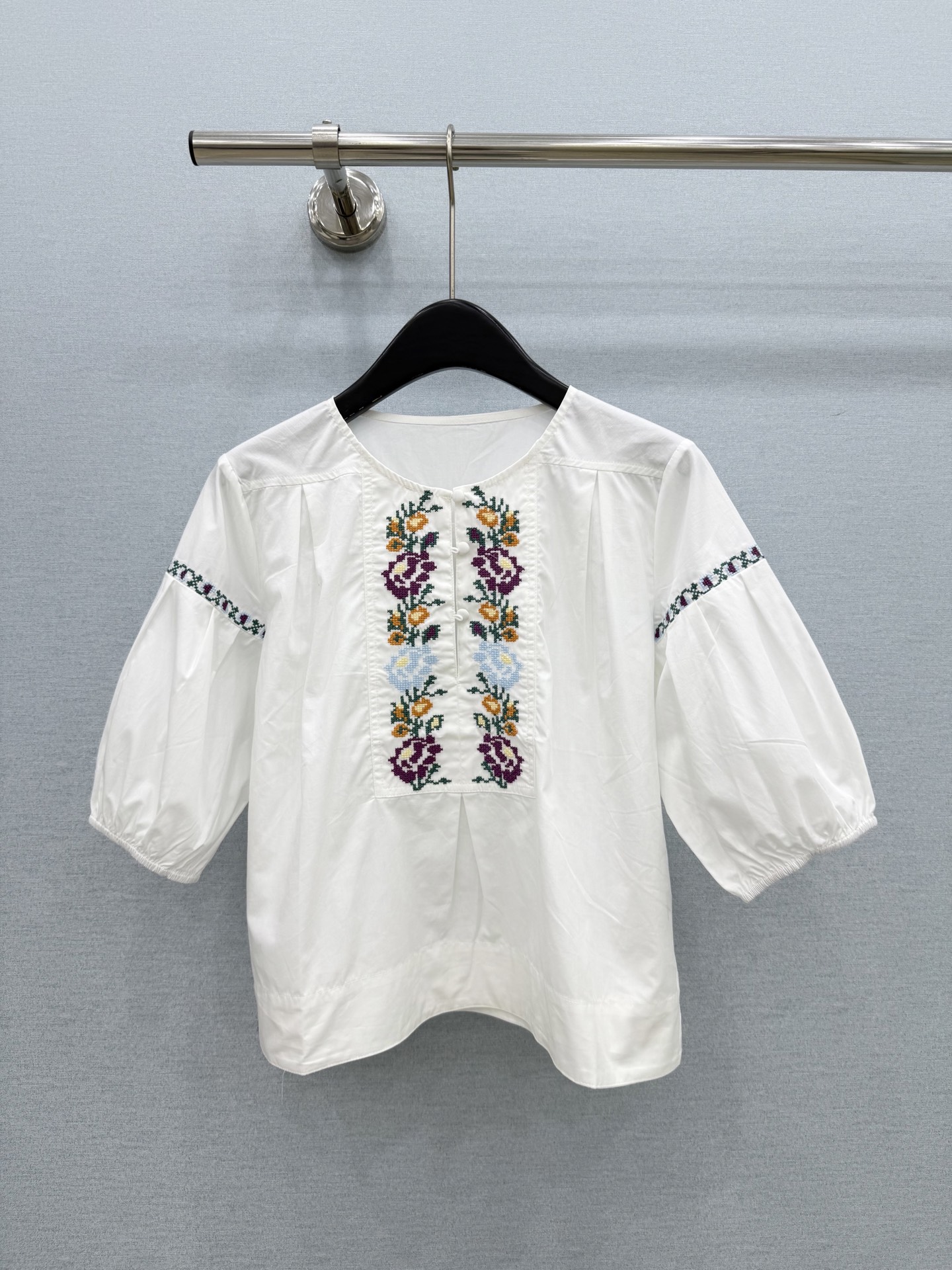 🛒𝐍𝐄𝐖 · 𝟐𝟎𝟐6/爆款现货 原单品质 小众*｜2026新品刺绣衬衫  精致版型，高级肌理细腻  极简主义常规剪裁 