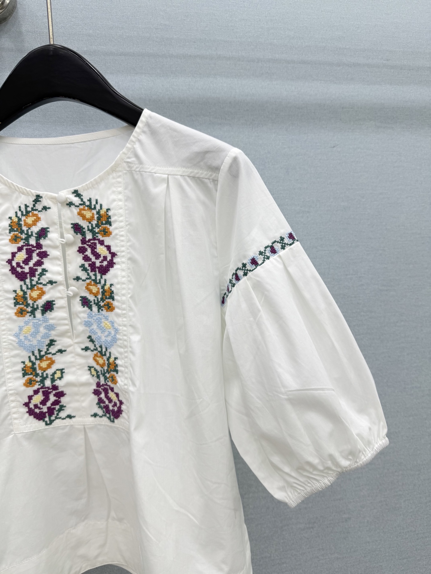 🛒𝐍𝐄𝐖 · 𝟐𝟎𝟐6/爆款现货 原单品质 小众*｜2026新品刺绣衬衫  精致版型，高级肌理细腻  极简主义常规剪裁 
