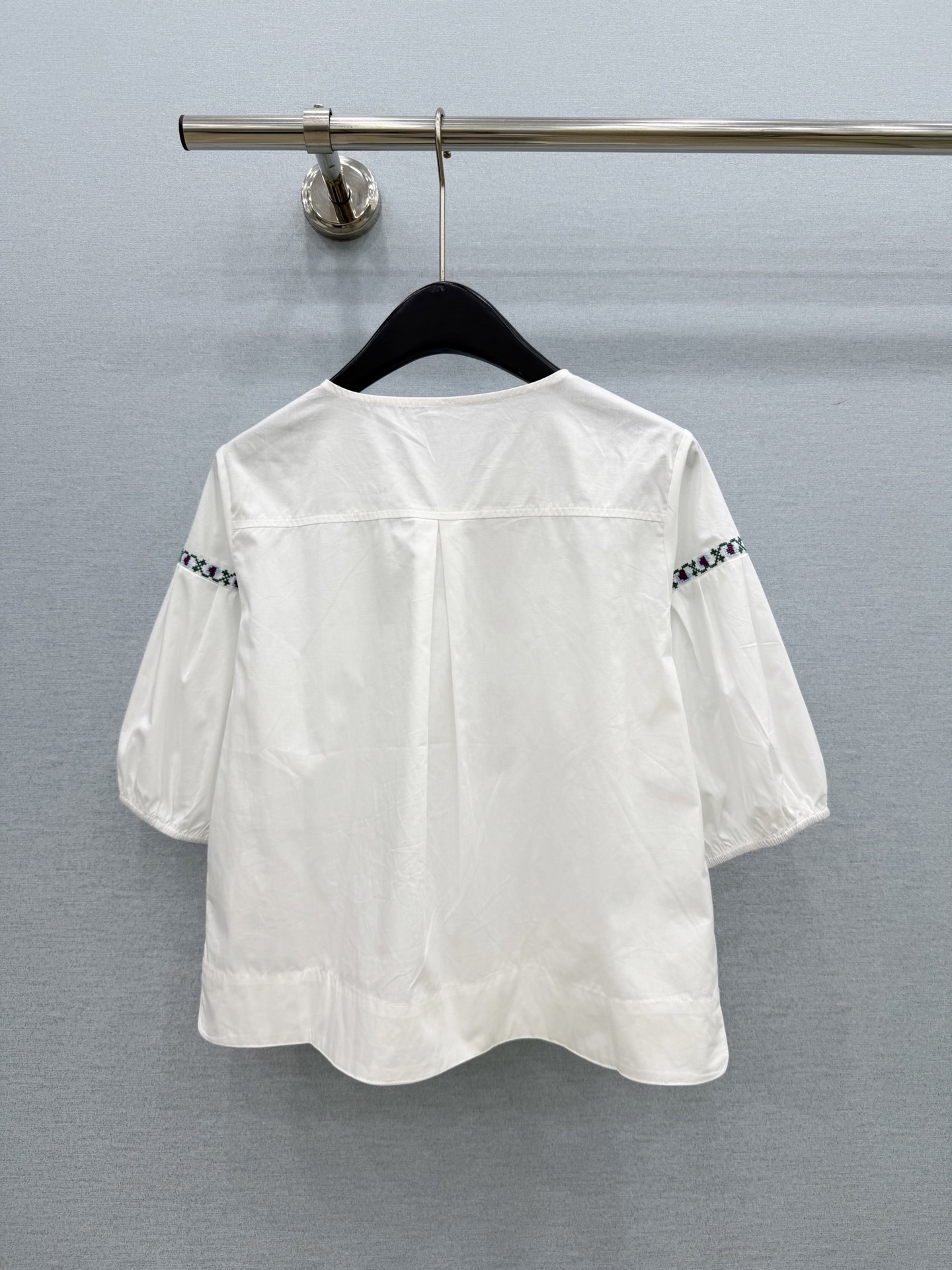 🛒𝐍𝐄𝐖 · 𝟐𝟎𝟐6/爆款现货 原单品质 小众*｜2026新品刺绣衬衫  精致版型，高级肌理细腻  极简主义常规剪裁 