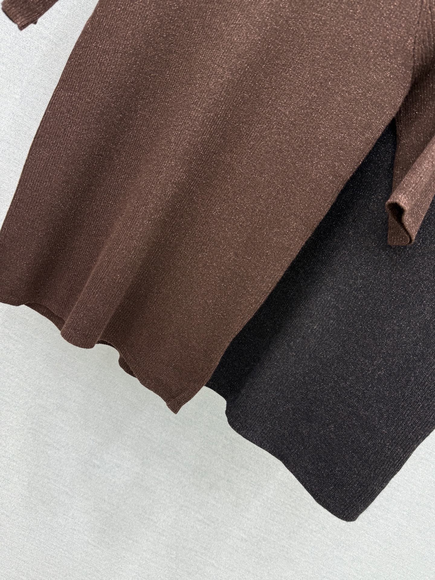 🛒𝐍𝐄𝐖 · 𝟐𝟎𝟐6/爆款现货 【原单品质】BC｜2026新款高弹力羊绒混纺金闪针织衫 高订面料，圆领修身裁剪利落，上