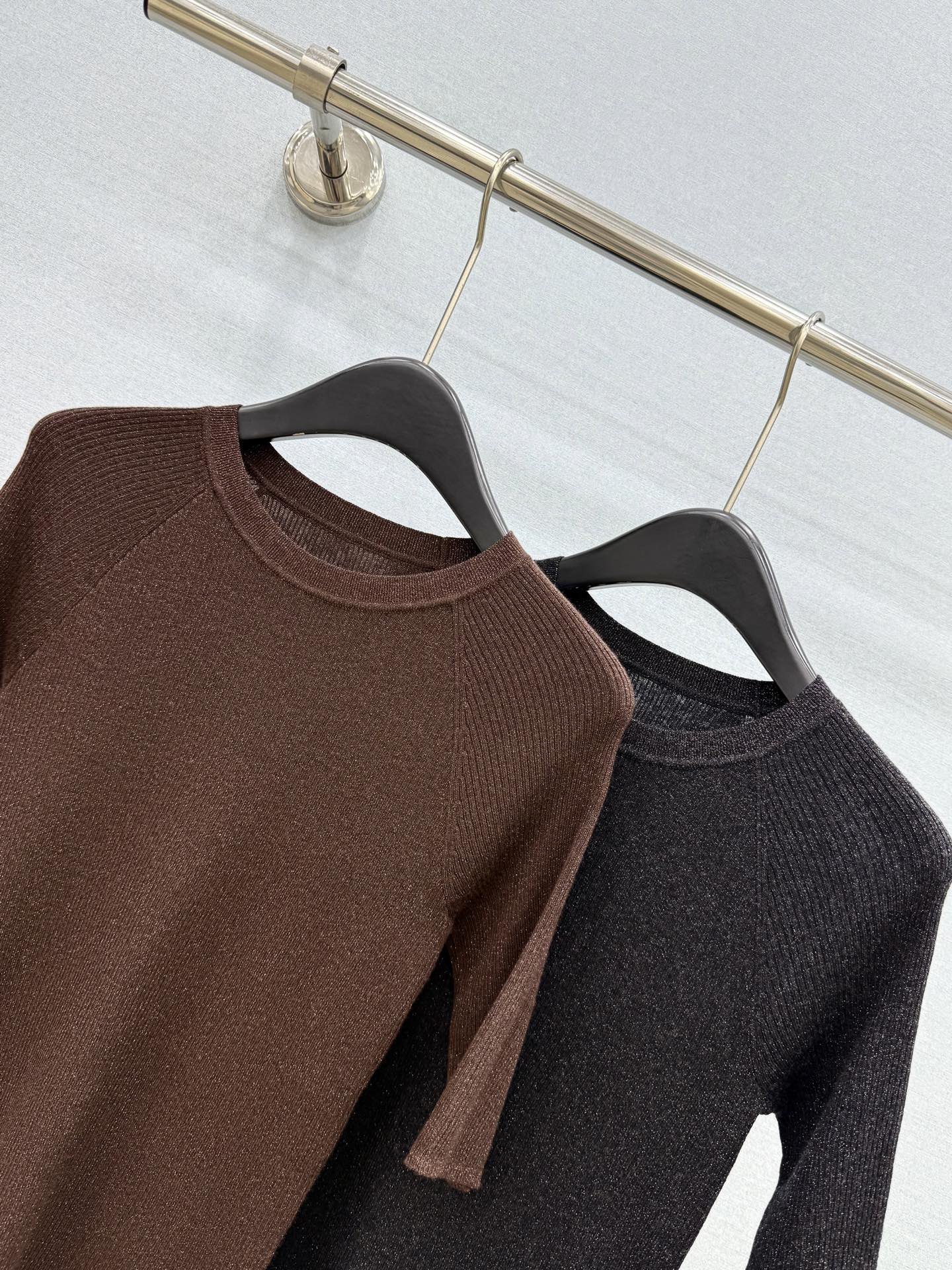 🛒𝐍𝐄𝐖 · 𝟐𝟎𝟐6/爆款现货 【原单品质】BC｜2026新款高弹力羊绒混纺金闪针织衫 高订面料，圆领修身裁剪利落，上