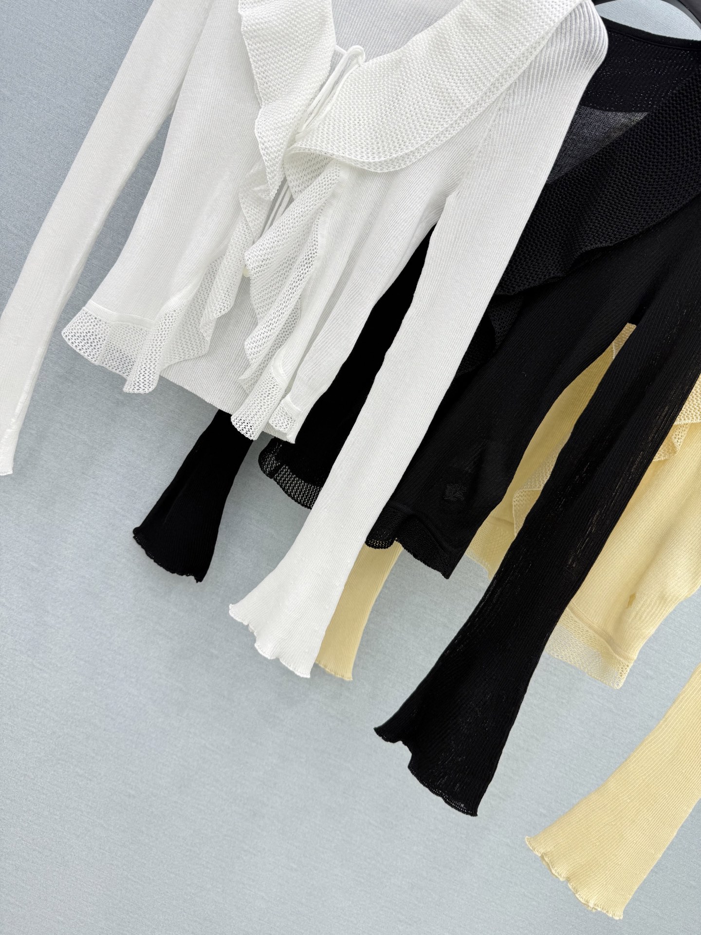 🛒𝐍𝐄𝐖 · 𝟐𝟎𝟐6/爆款现货 【原单品质】小众｜2026新款高弹力荷叶边针织系带开衫 高订面料，法式V领衬得脖颈修长