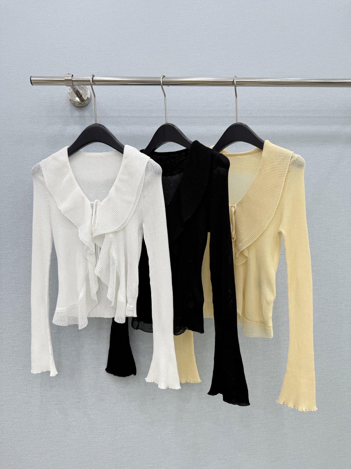 🛒𝐍𝐄𝐖 · 𝟐𝟎𝟐6/爆款现货 【原单品质】小众｜2026新款高弹力荷叶边针织系带开衫 高订面料，法式V领衬得脖颈修长