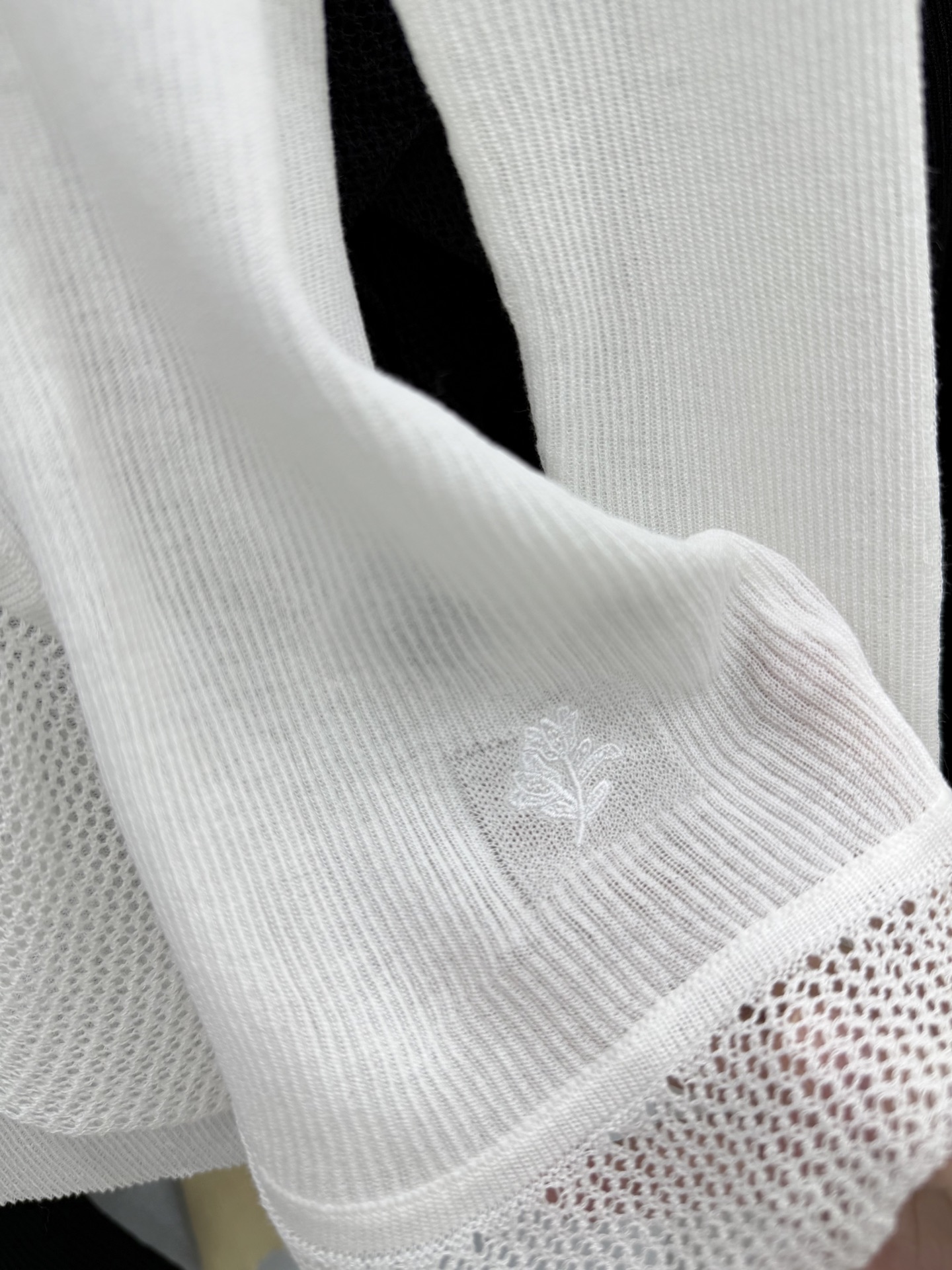 🛒𝐍𝐄𝐖 · 𝟐𝟎𝟐6/爆款现货 【原单品质】小众｜2026新款高弹力荷叶边针织系带开衫 高订面料，法式V领衬得脖颈修长