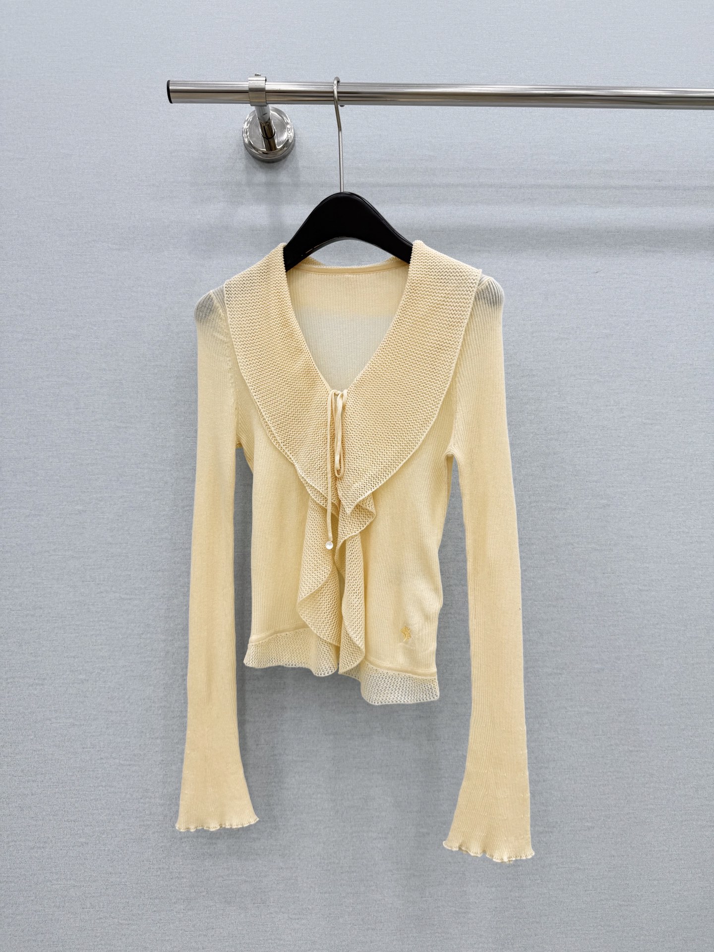🛒𝐍𝐄𝐖 · 𝟐𝟎𝟐6/爆款现货 【原单品质】小众｜2026新款高弹力荷叶边针织系带开衫 高订面料，法式V领衬得脖颈修长