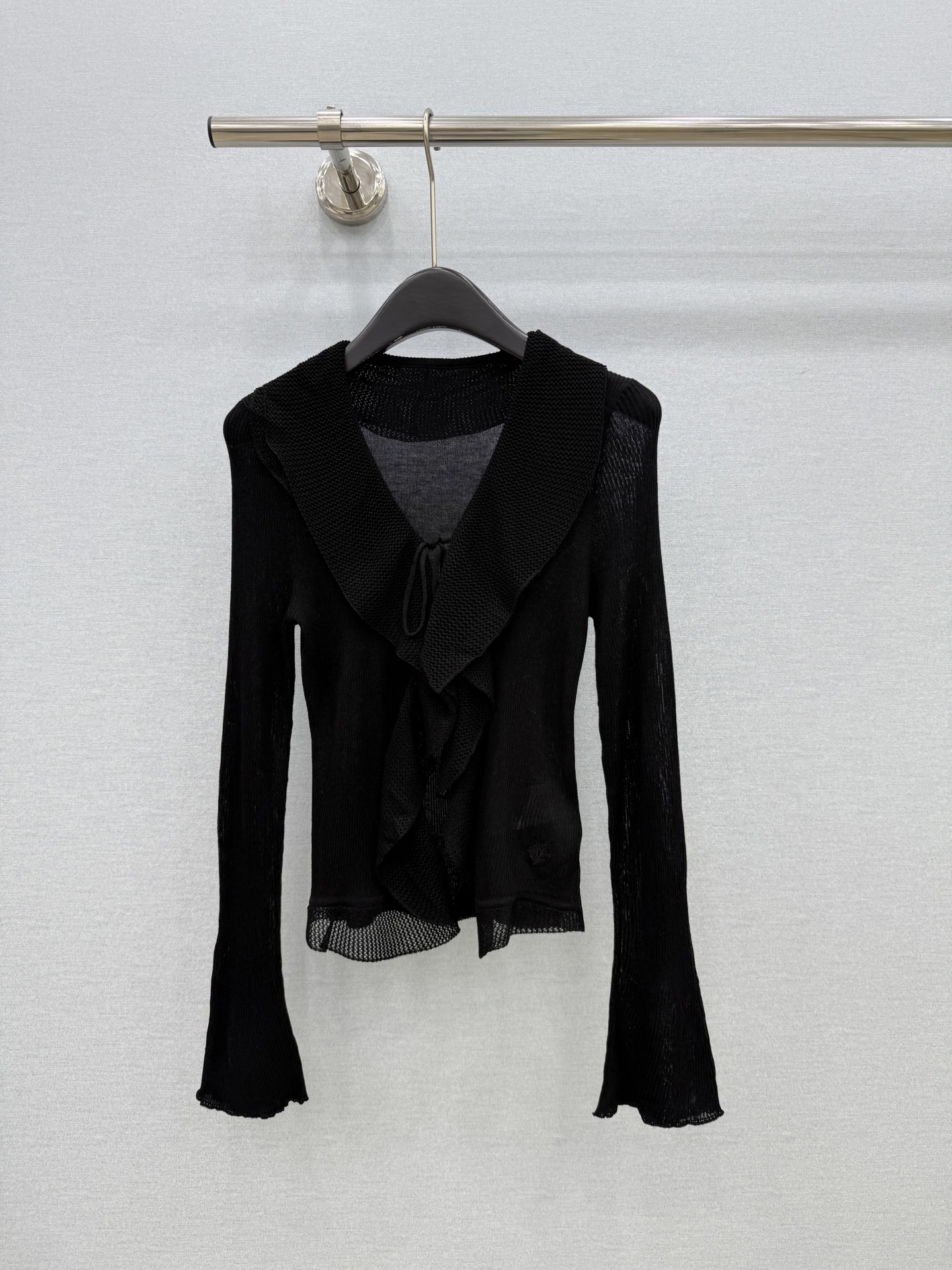 🛒𝐍𝐄𝐖 · 𝟐𝟎𝟐6/爆款现货 【原单品质】小众｜2026新款高弹力荷叶边针织系带开衫 高订面料，法式V领衬得脖颈修长