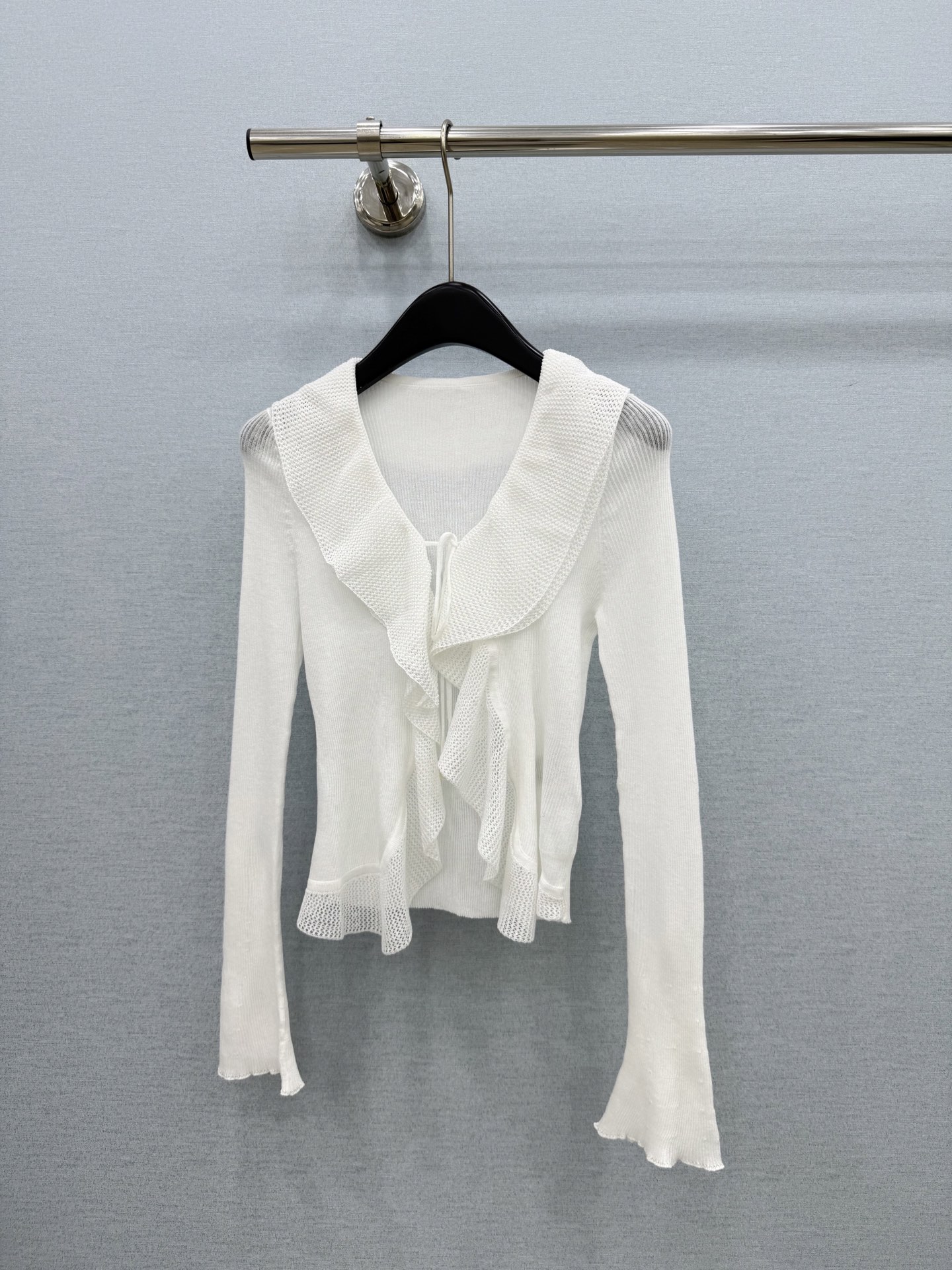 🛒𝐍𝐄𝐖 · 𝟐𝟎𝟐6/爆款现货 【原单品质】小众｜2026新款高弹力荷叶边针织系带开衫 高订面料，法式V领衬得脖颈修长