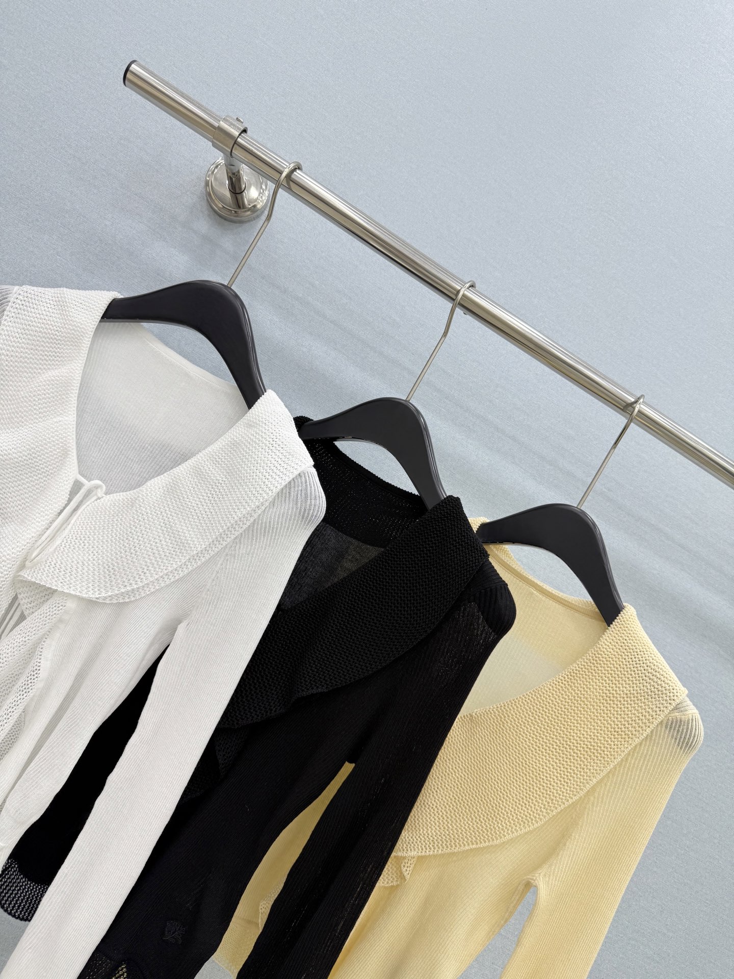 🛒𝐍𝐄𝐖 · 𝟐𝟎𝟐6/爆款现货 【原单品质】小众｜2026新款高弹力荷叶边针织系带开衫 高订面料，法式V领衬得脖颈修长