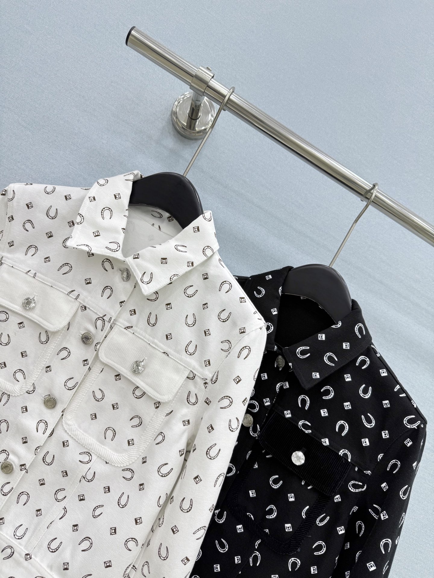 🛒𝐍𝐄𝐖 · 𝟐𝟎𝟐6/爆款现货 【原单品质】Her*|26秋冬新款牛仔外套 系列款 两种高级面料的拼接,触碰独有的火 🛒𝐍𝐄𝐖 · 𝟐𝟎𝟐6/爆款现货 【原单品质】Her*|26秋冬新款牛仔外套 系列款 两种高级面料的拼接,触碰独有的火