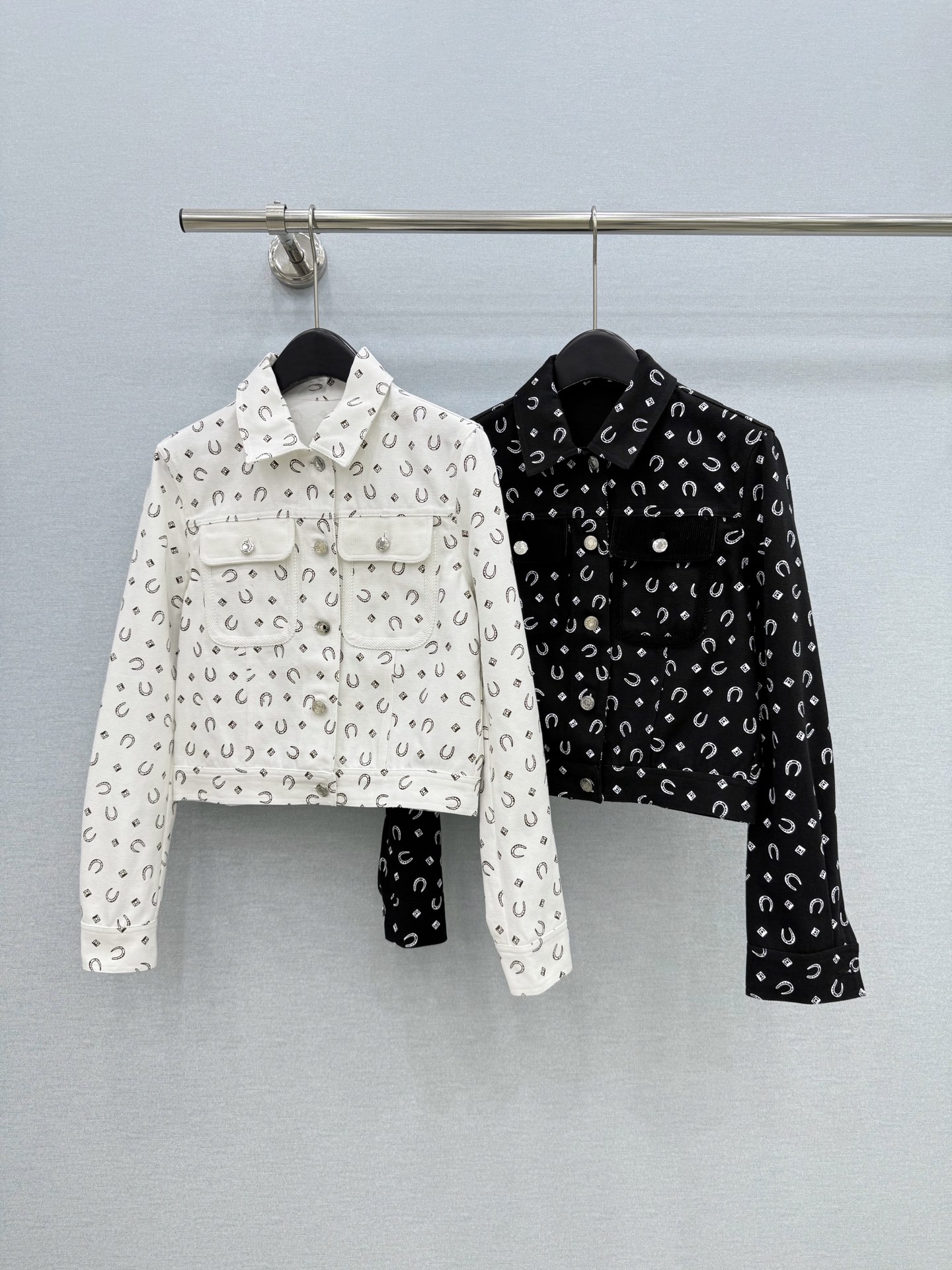 🛒𝐍𝐄𝐖 · 𝟐𝟎𝟐6/爆款现货 【原单品质】Her*|26秋冬新款牛仔外套 系列款 两种高级面料的拼接,触碰独有的火 🛒𝐍𝐄𝐖 · 𝟐𝟎𝟐6/爆款现货 【原单品质】Her*|26秋冬新款牛仔外套 系列款 两种高级面料的拼接,触碰独有的火