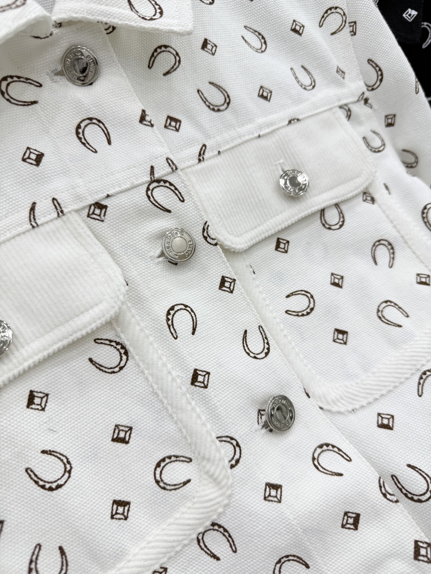 🛒𝐍𝐄𝐖 · 𝟐𝟎𝟐6/爆款现货 【原单品质】Her*|26秋冬新款牛仔外套 系列款 两种高级面料的拼接,触碰独有的火 🛒𝐍𝐄𝐖 · 𝟐𝟎𝟐6/爆款现货 【原单品质】Her*|26秋冬新款牛仔外套 系列款 两种高级面料的拼接,触碰独有的火