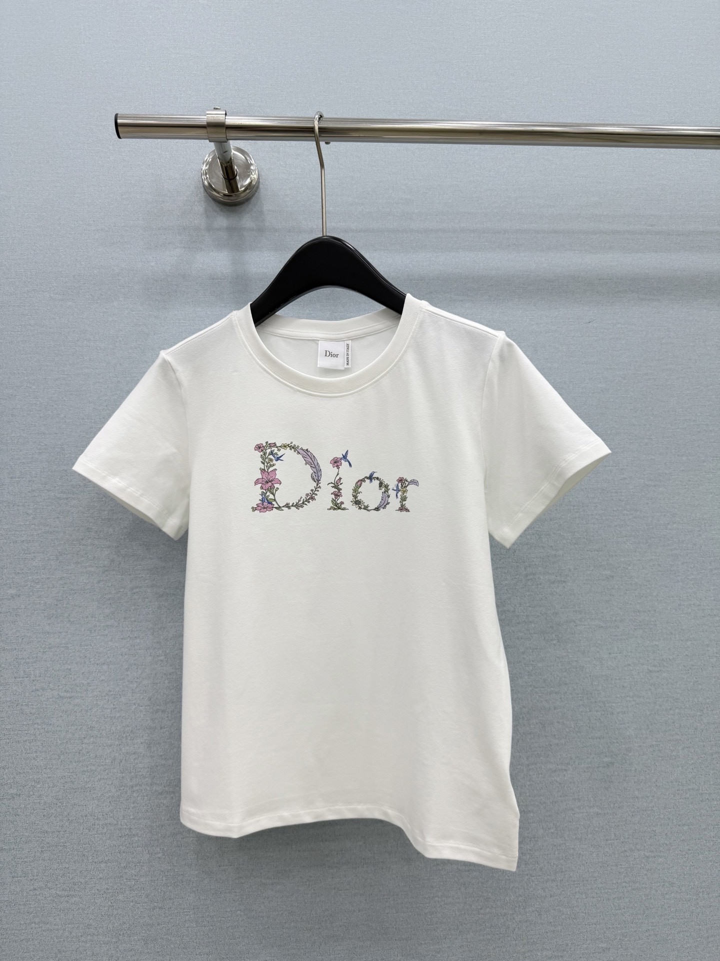 🛒𝐍𝐄𝐖 · 𝟐𝟎𝟐6/爆款现货 【原单品质】Dio*|2026新款印花T恤 高订面料,百搭版型 ,上身的触感谁穿谁知 🛒𝐍𝐄𝐖 · 𝟐𝟎𝟐6/爆款现货 【原单品质】Dio*|2026新款印花T恤 高订面料,百搭版型 ,上身的触感谁穿谁知