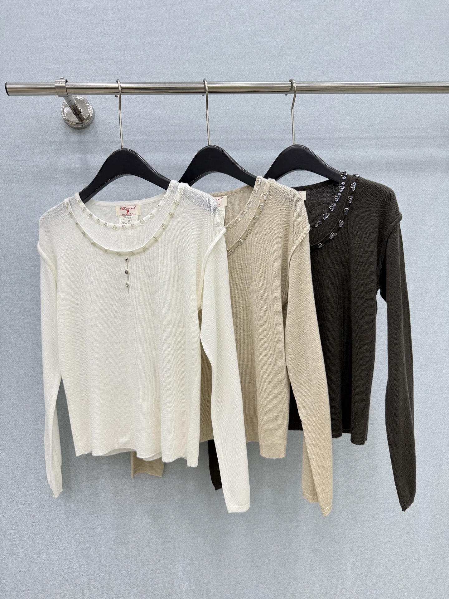 🛒𝐍𝐄𝐖 · 𝟐𝟎𝟐6/爆款现货 【原单品质】Ch*|2026新款订钻羊绒针织衫 老钱风穿搭 气质百搭绝美 定制面料弹 🛒𝐍𝐄𝐖 · 𝟐𝟎𝟐6/爆款现货 【原单品质】Ch*|2026新款订钻羊绒针织衫 老钱风穿搭 气质百搭绝美 定制面料弹
