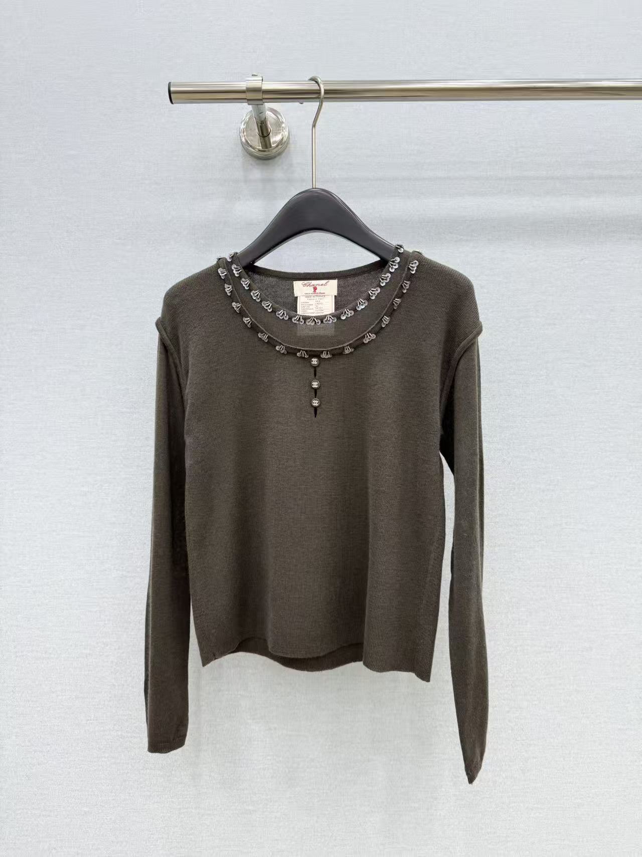 🛒𝐍𝐄𝐖 · 𝟐𝟎𝟐6/爆款现货 【原单品质】Ch*|2026新款订钻羊绒针织衫 老钱风穿搭 气质百搭绝美 定制面料弹 🛒𝐍𝐄𝐖 · 𝟐𝟎𝟐6/爆款现货 【原单品质】Ch*|2026新款订钻羊绒针织衫 老钱风穿搭 气质百搭绝美 定制面料弹