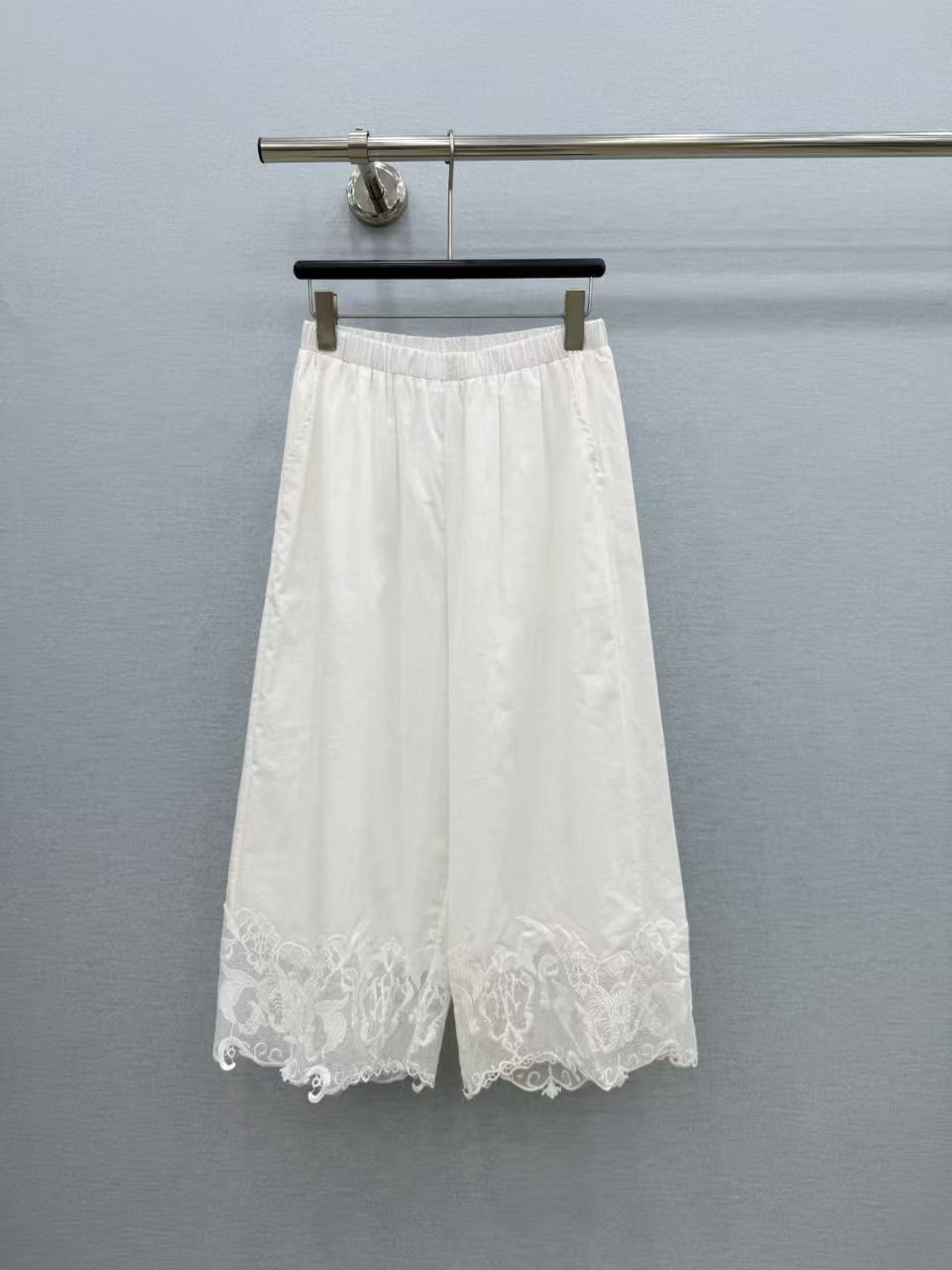 🛒𝐍𝐄𝐖 · 𝟐𝟎𝟐6/爆款现货 原单品质 小众*|2026新品水溶花边刺绣休闲裤 精致版型,高级肌理细腻 极简主义 🛒𝐍𝐄𝐖 · 𝟐𝟎𝟐6/爆款现货 原单品质 小众*|2026新品水溶花边刺绣休闲裤 精致版型,高级肌理细腻 极简主义
