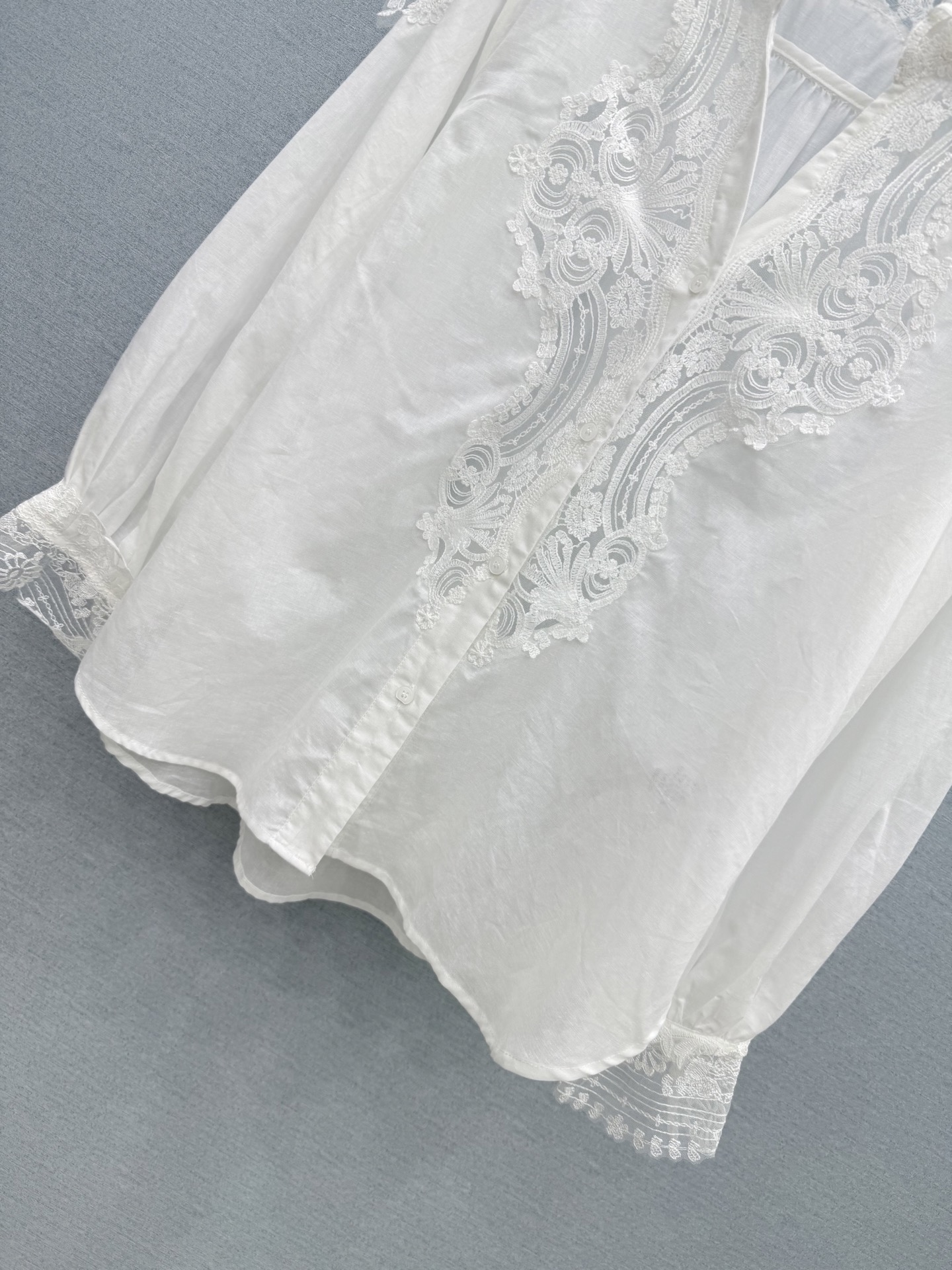 🛒𝐍𝐄𝐖 · 𝟐𝟎𝟐6/爆款现货 原单品质 小众*|2026新品水溶花边刺绣衬衫 精致版型,高级肌理细腻 极简主义常 🛒𝐍𝐄𝐖 · 𝟐𝟎𝟐6/爆款现货 原单品质 小众*|2026新品水溶花边刺绣衬衫 精致版型,高级肌理细腻 极简主义常