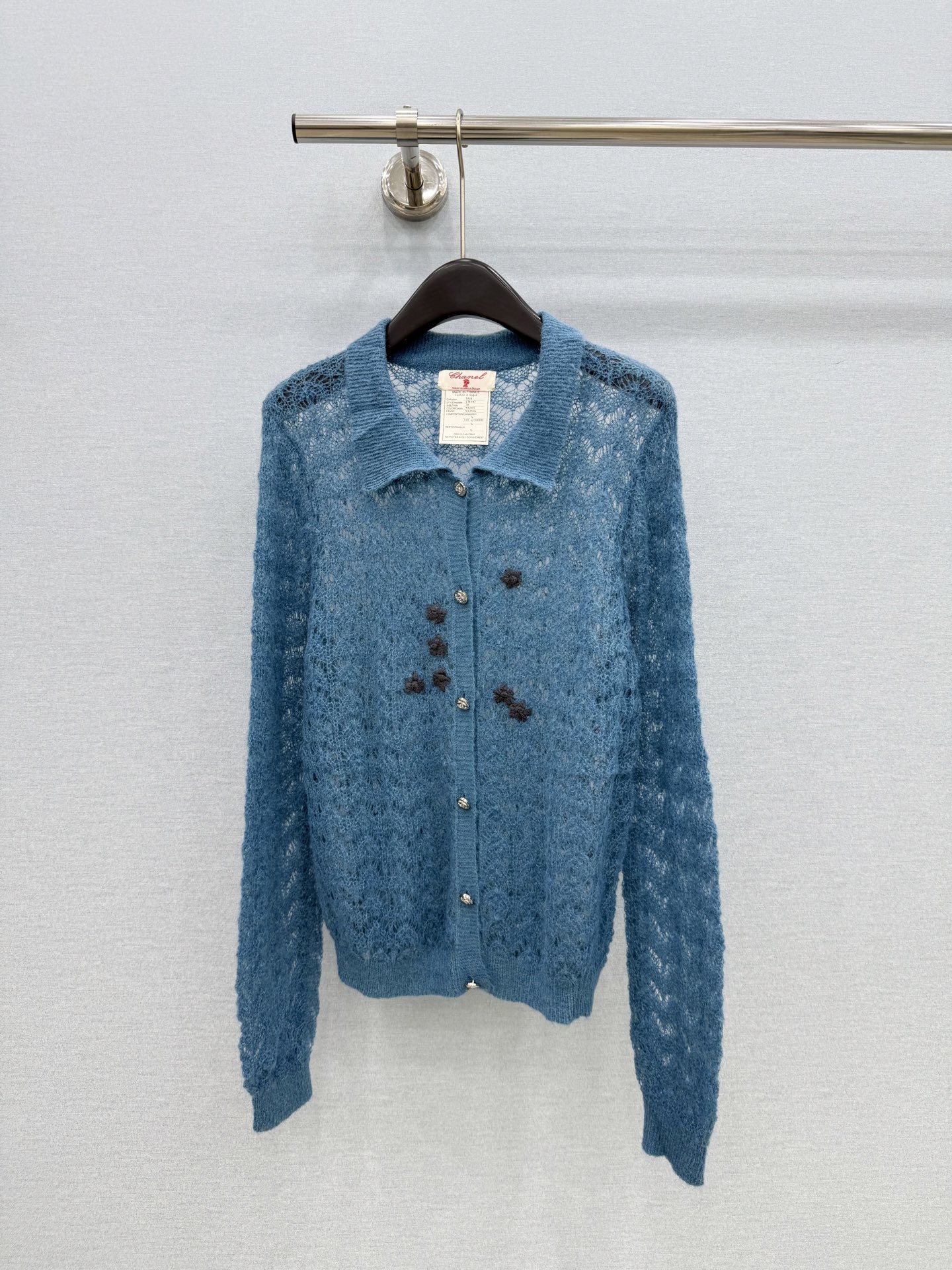 🛒𝐍𝐄𝐖 · 𝟐𝟎𝟐6/爆款现货 【原单品质】小众|2026新款马海毛翻领钩花针织开衫 高订面料,法式翻领衬得脖颈修长, 🛒𝐍𝐄𝐖 · 𝟐𝟎𝟐6/爆款现货 【原单品质】小众|2026新款马海毛翻领钩花针织开衫 高订面料,法式翻领衬得脖颈修长,