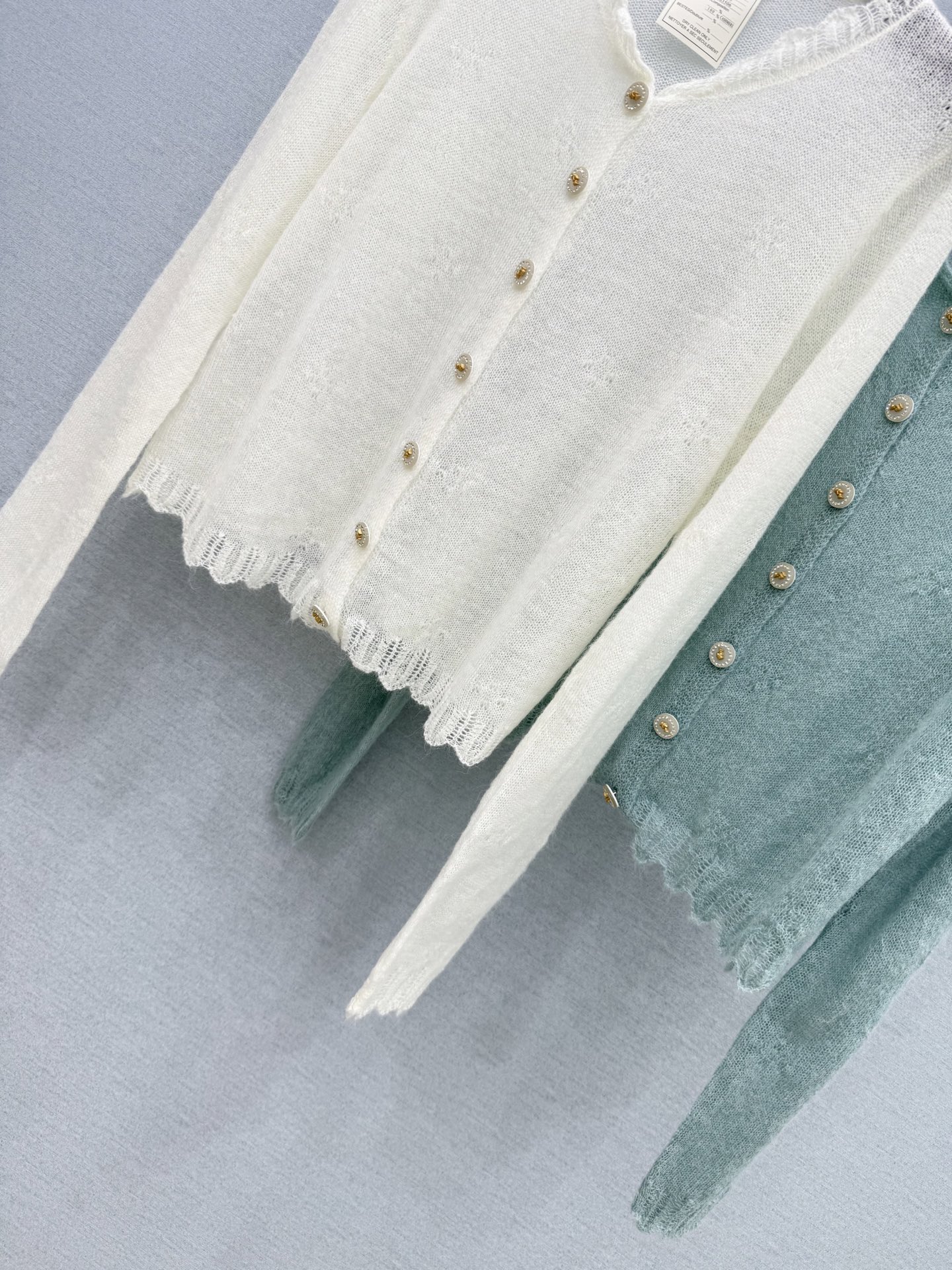 🛒𝐍𝐄𝐖 · 𝟐𝟎𝟐6/爆款现货 【原单品质】小众|2026新款马海毛花边钩花美人头钻扣针织开衫 高订面料,法式风衬得脖 🛒𝐍𝐄𝐖 · 𝟐𝟎𝟐6/爆款现货 【原单品质】小众|2026新款马海毛花边钩花美人头钻扣针织开衫 高订面料,法式风衬得脖