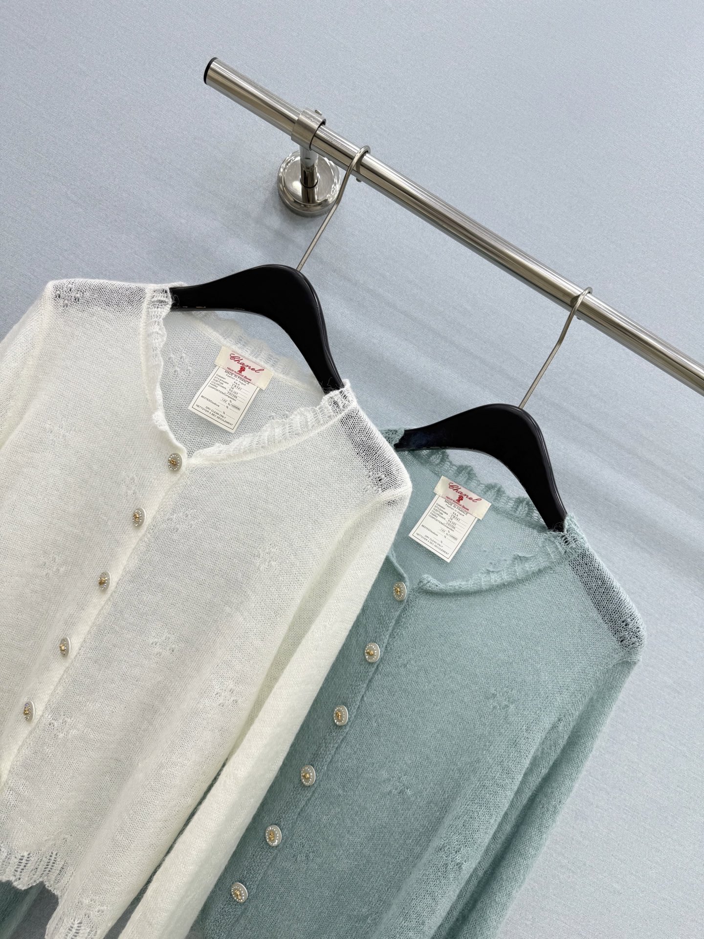🛒𝐍𝐄𝐖 · 𝟐𝟎𝟐6/爆款现货 【原单品质】小众|2026新款马海毛花边钩花美人头钻扣针织开衫 高订面料,法式风衬得脖 🛒𝐍𝐄𝐖 · 𝟐𝟎𝟐6/爆款现货 【原单品质】小众|2026新款马海毛花边钩花美人头钻扣针织开衫 高订面料,法式风衬得脖