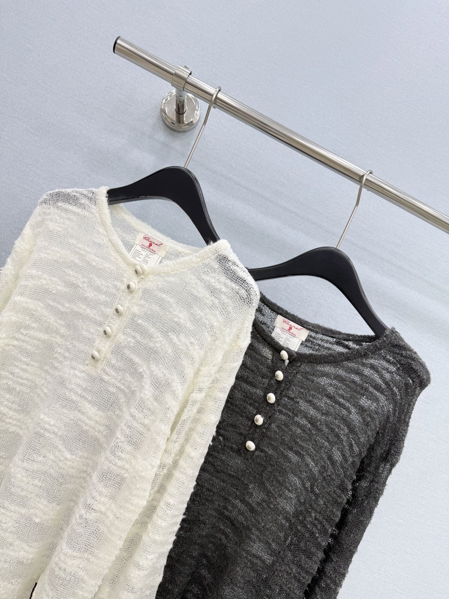 🛒𝐍𝐄𝐖 · 𝟐𝟎𝟐6/爆款现货 【原单品质】小众|2026新款特种纱线钻扣针织套头衫 高订面料,法式风衬得脖颈修长,裁 🛒𝐍𝐄𝐖 · 𝟐𝟎𝟐6/爆款现货 【原单品质】小众|2026新款特种纱线钻扣针织套头衫 高订面料,法式风衬得脖颈修长,裁