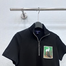 🛒𝐍𝐄𝐖 · 𝟐𝟎𝟐6/爆款现货 【原单品质】L*|2026新款半拉链立领T恤 高订面料,百搭版型 ,上身的触感谁穿谁 🛒𝐍𝐄𝐖 · 𝟐𝟎𝟐6/爆款现货 【原单品质】L*|2026新款半拉链立领T恤 高订面料,百搭版型 ,上身的触感谁穿谁