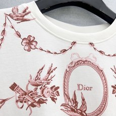 🛒𝐍𝐄𝐖 · 𝟐𝟎𝟐6/爆款现货 【原单品质】Dio*|2026新款印花T恤 高订面料,百搭版型 ,上身的触感谁穿谁知 🛒𝐍𝐄𝐖 · 𝟐𝟎𝟐6/爆款现货 【原单品质】Dio*|2026新款印花T恤 高订面料,百搭版型 ,上身的触感谁穿谁知