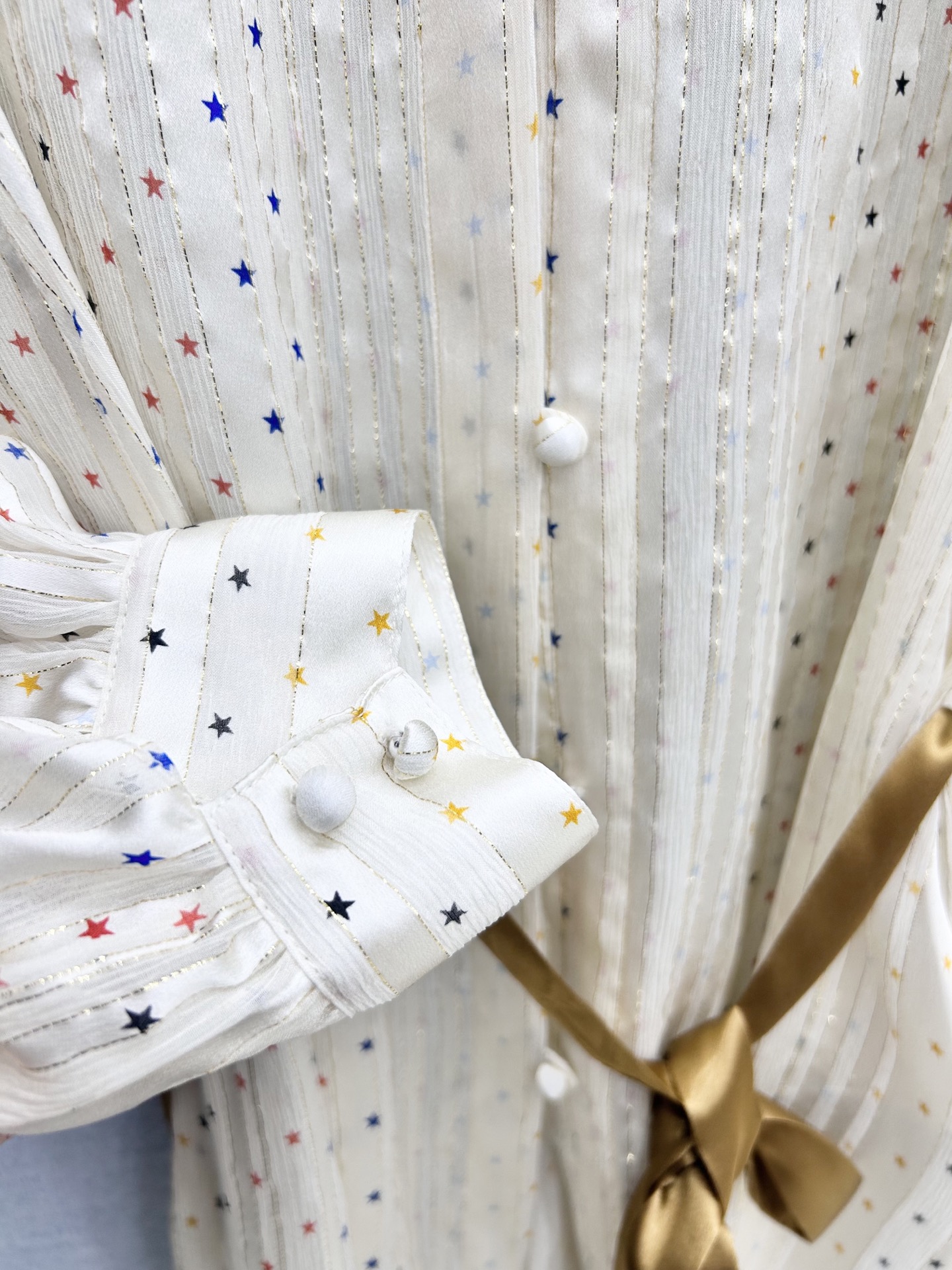 🛒𝐍𝐄𝐖 · 𝟐𝟎𝟐6/爆款现货 【原单品质】Va*｜2026新品真丝星星印花系带长衬衫 经典版型，高级肌理细腻  极简