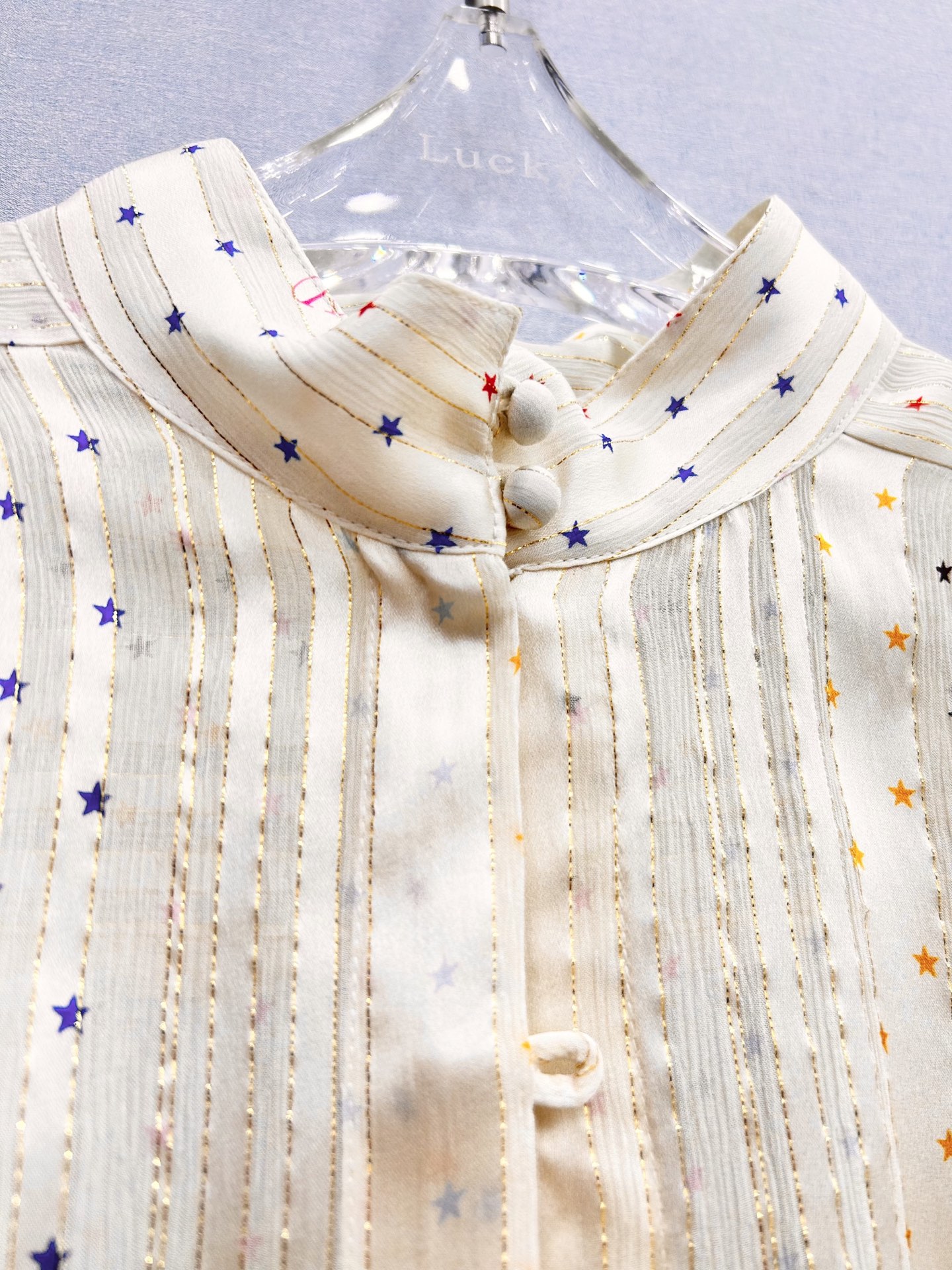 🛒𝐍𝐄𝐖 · 𝟐𝟎𝟐6/爆款现货 【原单品质】Va*｜2026新品真丝星星印花系带长衬衫 经典版型，高级肌理细腻  极简