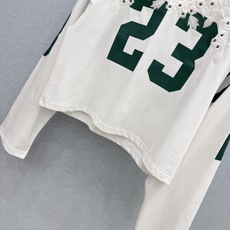 🛒𝐍𝐄𝐖 · 𝟐𝟎𝟐6/爆款现货 原单品质 小众*|2026新品刺绣订珠数字印花上衣 精致版型,高级肌理细腻 极简主义 🛒𝐍𝐄𝐖 · 𝟐𝟎𝟐6/爆款现货 原单品质 小众*|2026新品刺绣订珠数字印花上衣 精致版型,高级肌理细腻 极简主义
