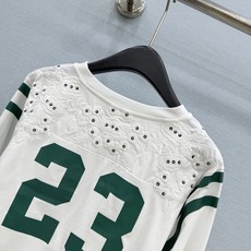 🛒𝐍𝐄𝐖 · 𝟐𝟎𝟐6/爆款现货 原单品质 小众*|2026新品刺绣订珠数字印花上衣 精致版型,高级肌理细腻 极简主义 🛒𝐍𝐄𝐖 · 𝟐𝟎𝟐6/爆款现货 原单品质 小众*|2026新品刺绣订珠数字印花上衣 精致版型,高级肌理细腻 极简主义