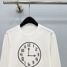 🛒𝐍𝐄𝐖 · 𝟐𝟎𝟐6/爆款现货 【原单品质】 小众|2026新款时钟刺绣长袖上衣 高订面料,减龄百搭版型 ,上身的触 🛒𝐍𝐄𝐖 · 𝟐𝟎𝟐6/爆款现货 【原单品质】 小众|2026新款时钟刺绣长袖上衣 高订面料,减龄百搭版型 ,上身的触