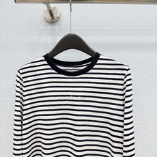 🛒𝐍𝐄𝐖 · 𝟐𝟎𝟐6/爆款现货 【原单品质】 小众|2026新款烫钻条纹长袖上衣 高订面料,减龄百搭版型 ,上身的触 🛒𝐍𝐄𝐖 · 𝟐𝟎𝟐6/爆款现货 【原单品质】 小众|2026新款烫钻条纹长袖上衣 高订面料,减龄百搭版型 ,上身的触