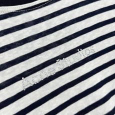 🛒𝐍𝐄𝐖 · 𝟐𝟎𝟐6/爆款现货 【原单品质】 小众|2026新款烫钻条纹长袖上衣 高订面料,减龄百搭版型 ,上身的触 🛒𝐍𝐄𝐖 · 𝟐𝟎𝟐6/爆款现货 【原单品质】 小众|2026新款烫钻条纹长袖上衣 高订面料,减龄百搭版型 ,上身的触