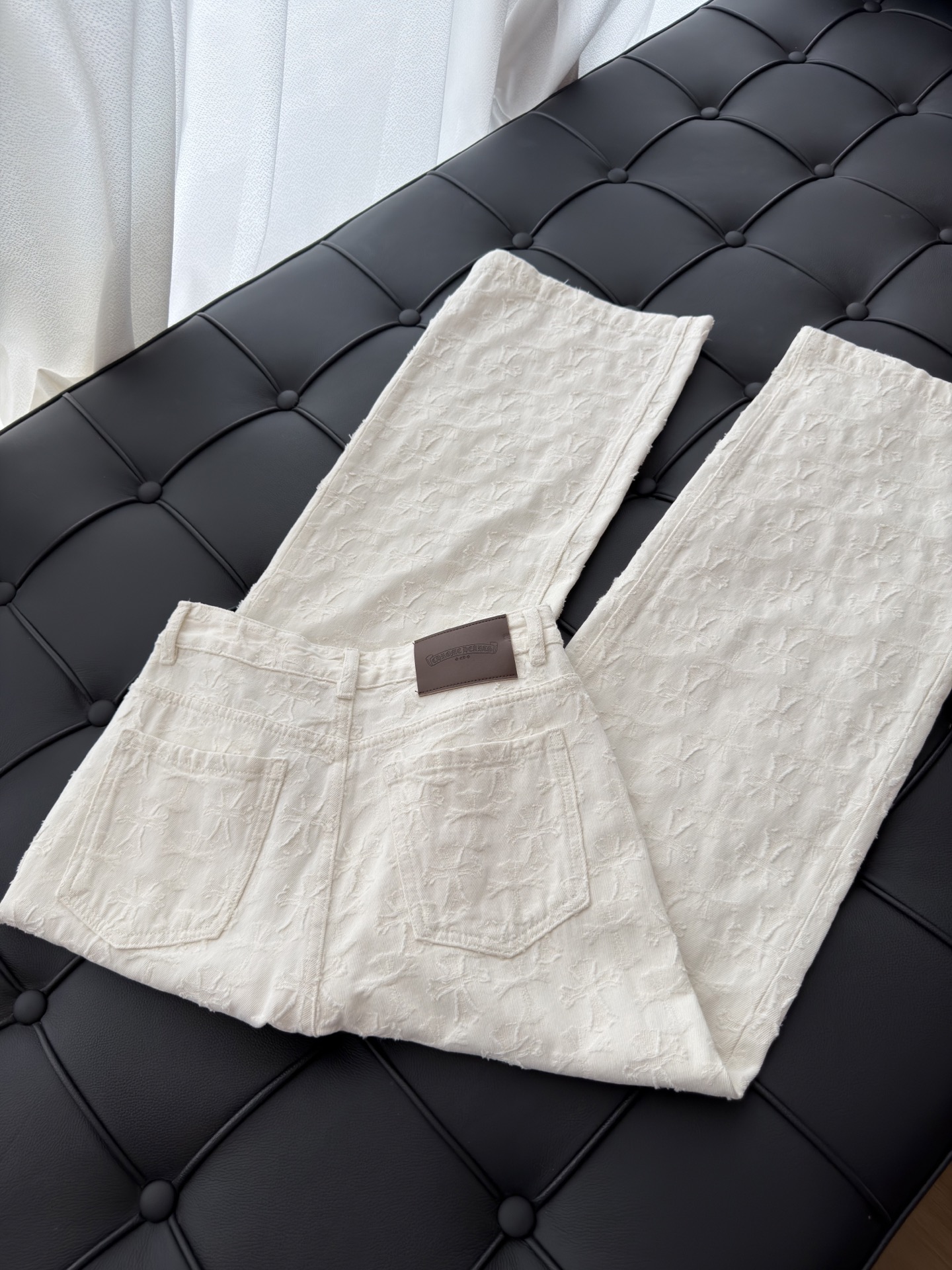 🛒𝐍𝐄𝐖 · 𝟐𝟎𝟐6/爆款现货 【秋冬上新】设计师｜26新款经典立体烧花十字架直筒牛仔裤 爆单款  气质女神必入  定