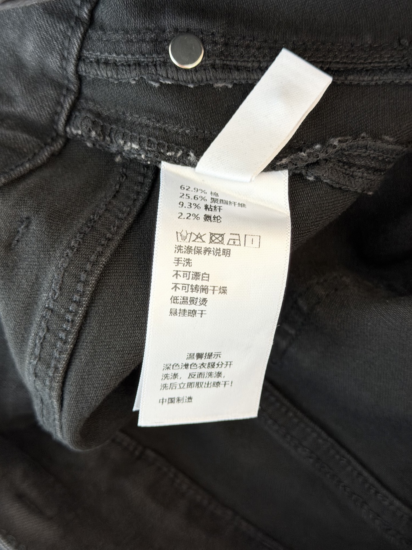 🛒𝐍𝐄𝐖 · 𝟐𝟎𝟐6/爆款现货 【秋冬新款】设计师｜双口袋蝴蝶结压花微喇牛仔裤 采用高端定制面料，牛仔穿起来非常舒适，