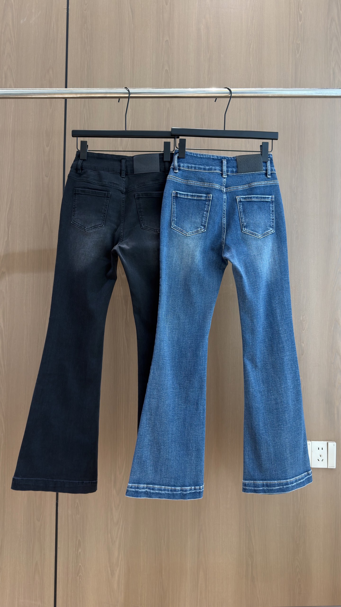 🛒𝐍𝐄𝐖 · 𝟐𝟎𝟐6/爆款现货 【秋冬新款】设计师｜双口袋蝴蝶结压花微喇牛仔裤 采用高端定制面料，牛仔穿起来非常舒适，