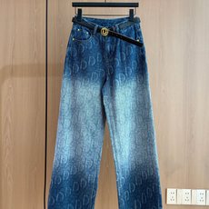 🛒𝐍𝐄𝐖 · 𝟐𝟎𝟐6/爆款现货 【秋冬新款】设计师|渐变色暗纹刺绣牛仔裤 采用高端定制面料,牛仔穿起来非常舒适,常规设 🛒𝐍𝐄𝐖 · 𝟐𝟎𝟐6/爆款现货 【秋冬新款】设计师|渐变色暗纹刺绣牛仔裤 采用高端定制面料,牛仔穿起来非常舒适,常规设
