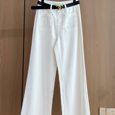 🛒𝐍𝐄𝐖 · 𝟐𝟎𝟐6/爆款现货 【秋冬新款】设计师|双C刺绣双口袋牛仔裤 采用高端定制面料,牛仔穿起来非常舒适,常规设 🛒𝐍𝐄𝐖 · 𝟐𝟎𝟐6/爆款现货 【秋冬新款】设计师|双C刺绣双口袋牛仔裤 采用高端定制面料,牛仔穿起来非常舒适,常规设