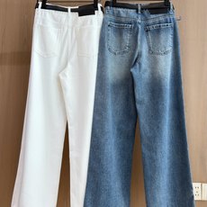 🛒𝐍𝐄𝐖 · 𝟐𝟎𝟐6/爆款现货 【秋冬新款】设计师|双C刺绣双口袋牛仔裤 采用高端定制面料,牛仔穿起来非常舒适,常规设 🛒𝐍𝐄𝐖 · 𝟐𝟎𝟐6/爆款现货 【秋冬新款】设计师|双C刺绣双口袋牛仔裤 采用高端定制面料,牛仔穿起来非常舒适,常规设
