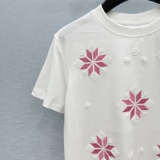 🛒𝐍𝐄𝐖 · 𝟐𝟎𝟐6/爆款现货 【原单品质】Dio*|2026新款刺绣T恤 高订面料,百搭版型 ,上身的触感谁穿谁知 🛒𝐍𝐄𝐖 · 𝟐𝟎𝟐6/爆款现货 【原单品质】Dio*|2026新款刺绣T恤 高订面料,百搭版型 ,上身的触感谁穿谁知