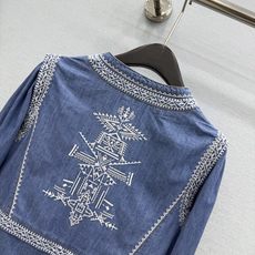 🛒𝐍𝐄𝐖 · 𝟐𝟎𝟐6/爆款现货 原单品质 小众*|2026新品刺绣牛仔衬衫 精致版型,高级肌理细腻 极简主义常规剪 🛒𝐍𝐄𝐖 · 𝟐𝟎𝟐6/爆款现货 原单品质 小众*|2026新品刺绣牛仔衬衫 精致版型,高级肌理细腻 极简主义常规剪