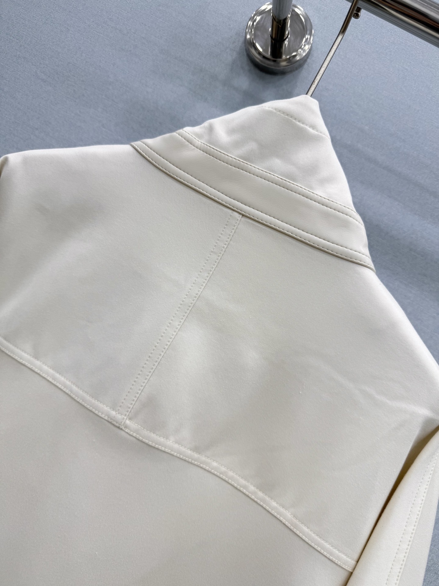 🛒𝐍𝐄𝐖 · 𝟐𝟎𝟐6/爆款现货 【原版定制】Lo*｜26早秋新款纯色立领拼皮外套 经典的色系，视觉盛宴，不同于传统的正