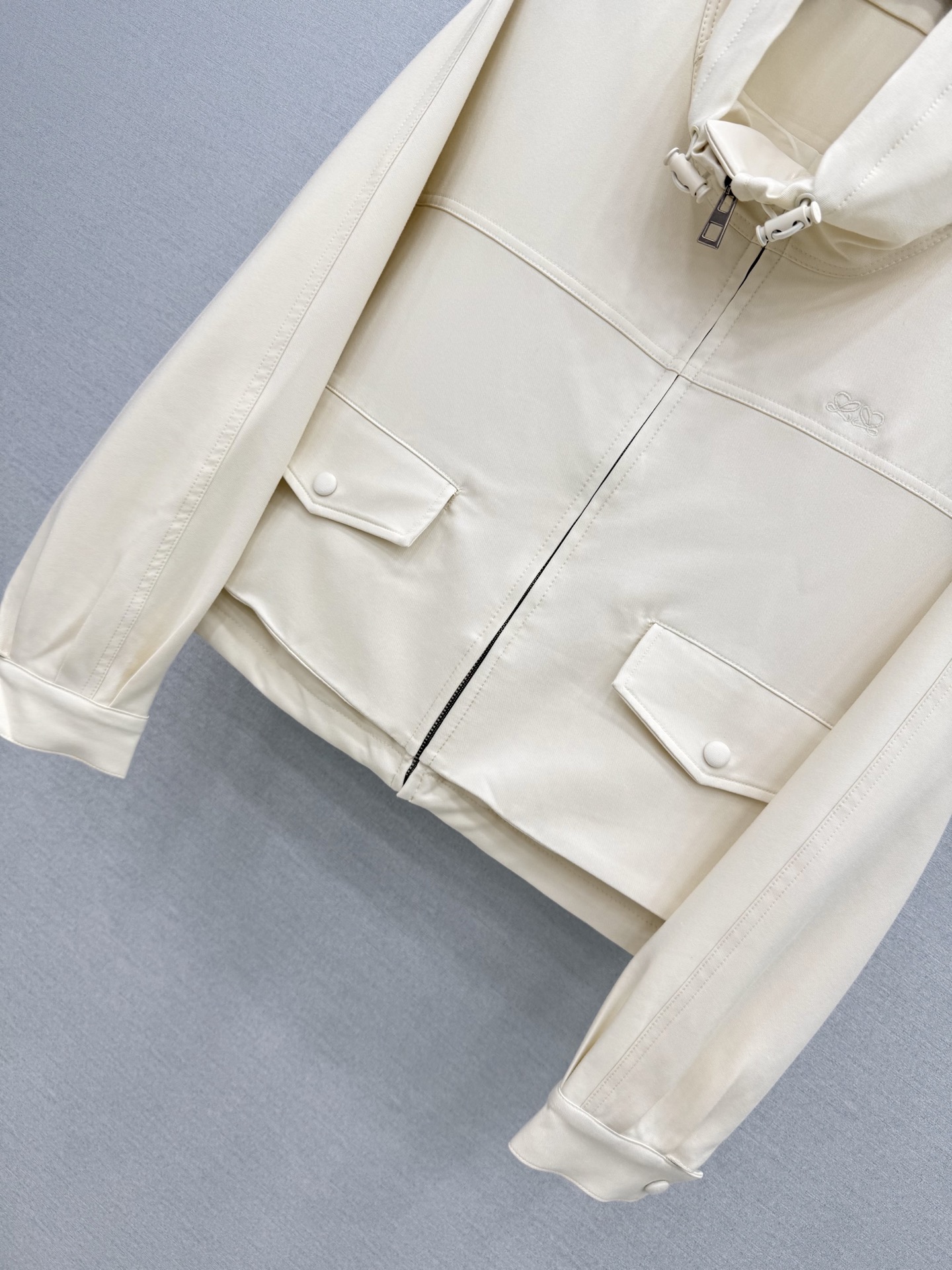 🛒𝐍𝐄𝐖 · 𝟐𝟎𝟐6/爆款现货 【原版定制】Lo*｜26早秋新款纯色立领拼皮外套 经典的色系，视觉盛宴，不同于传统的正