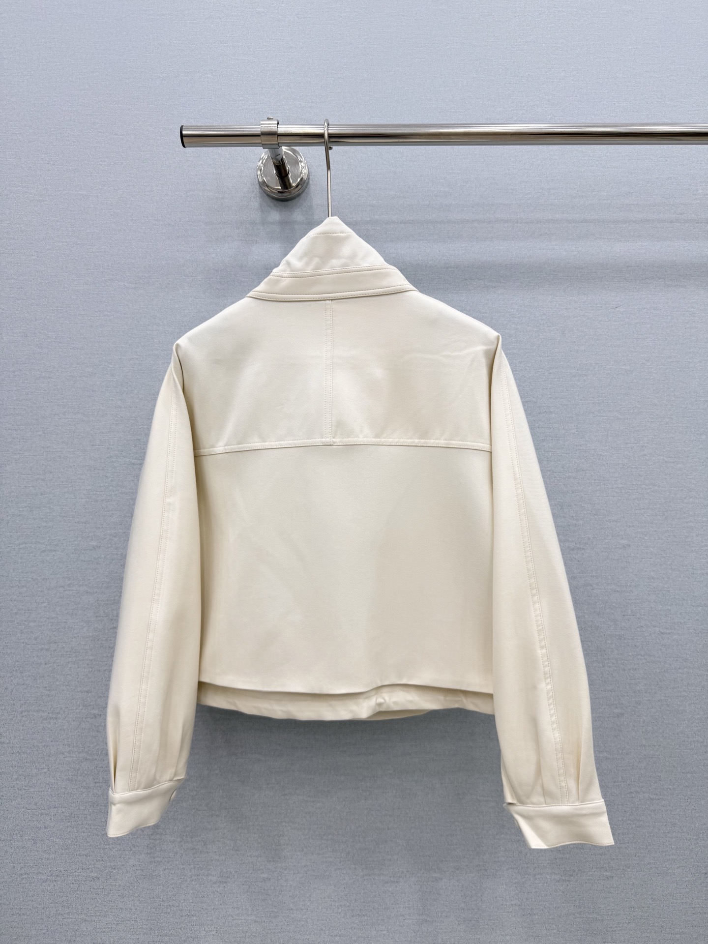 🛒𝐍𝐄𝐖 · 𝟐𝟎𝟐6/爆款现货 【原版定制】Lo*｜26早秋新款纯色立领拼皮外套 经典的色系，视觉盛宴，不同于传统的正