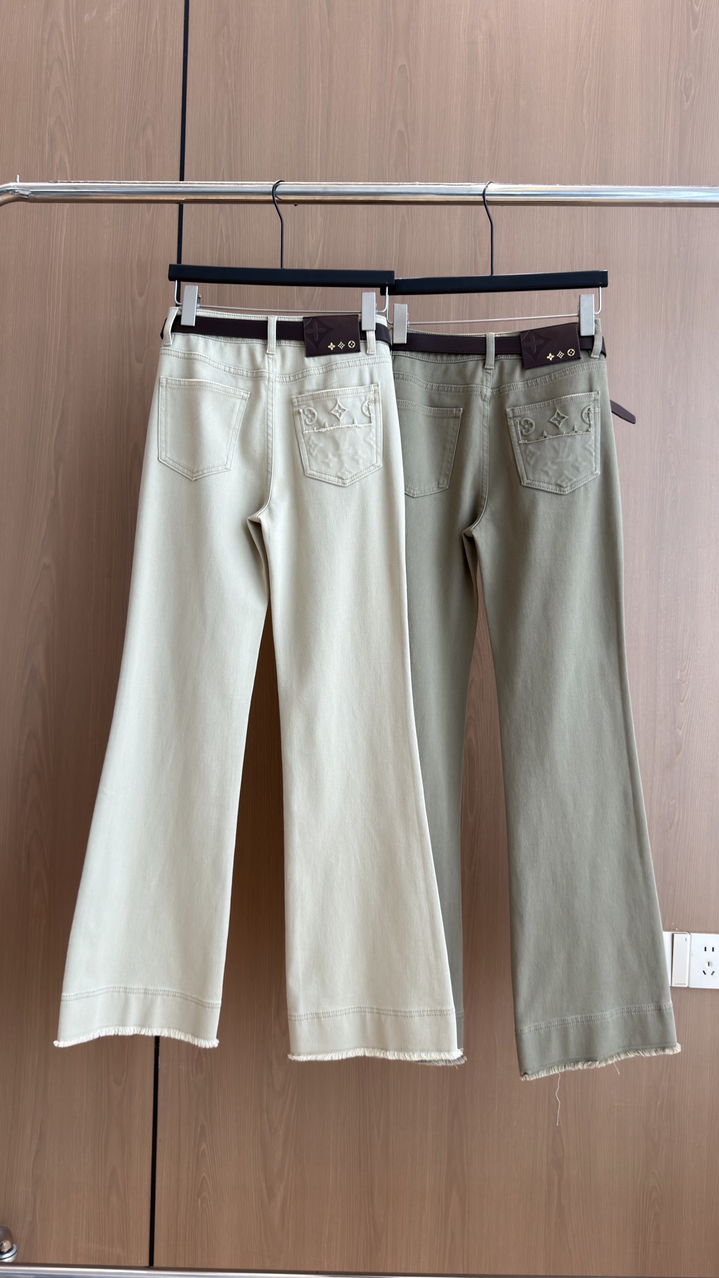 🛒𝐍𝐄𝐖 · 𝟐𝟎𝟐6/爆款现货 【秋冬上新】设计师｜26新款毛边喇叭牛仔裤 巨显腿长  爆单款  气质女神必入  定制