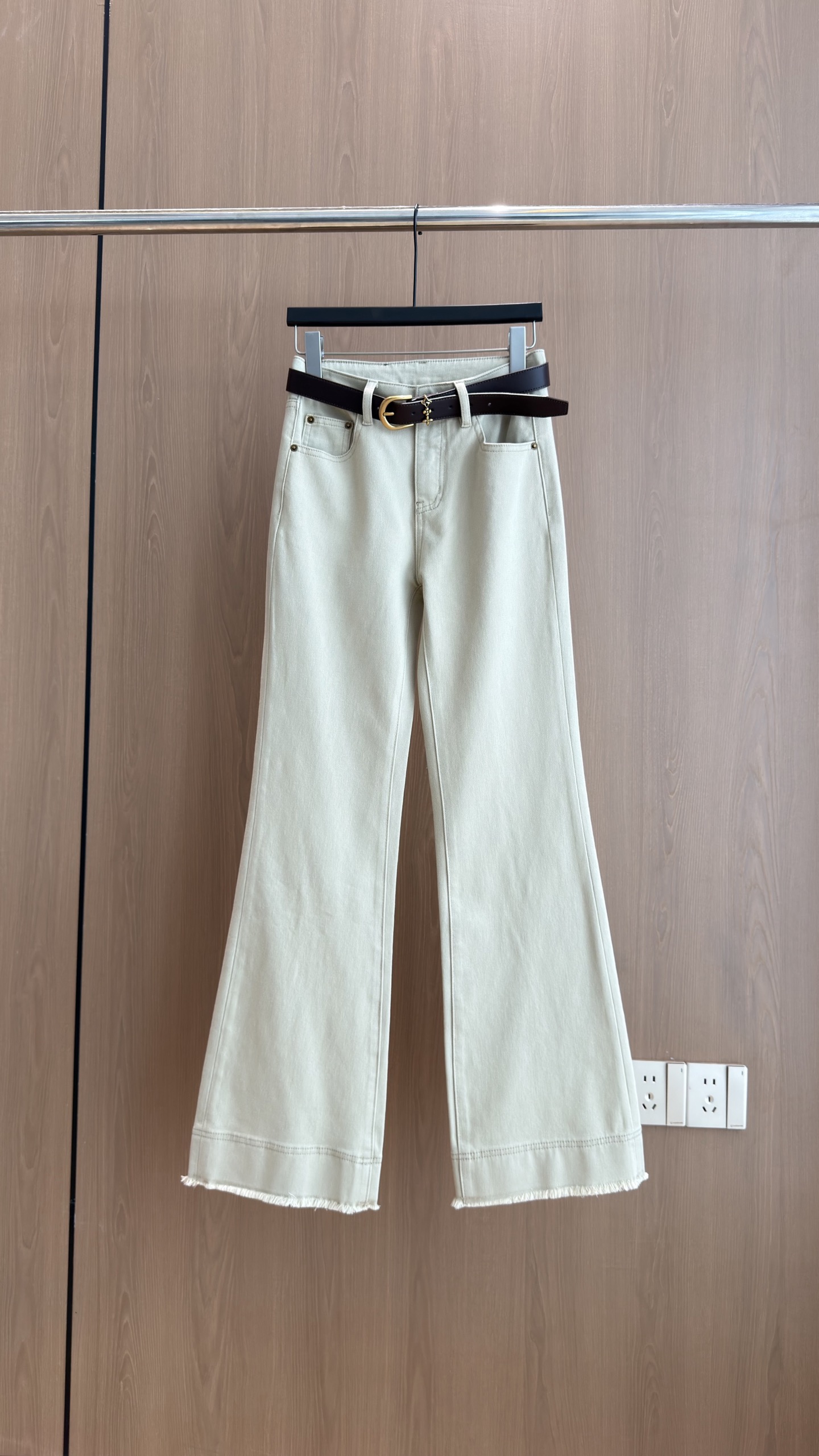 🛒𝐍𝐄𝐖 · 𝟐𝟎𝟐6/爆款现货 【秋冬上新】设计师｜26新款毛边喇叭牛仔裤 巨显腿长  爆单款  气质女神必入  定制
